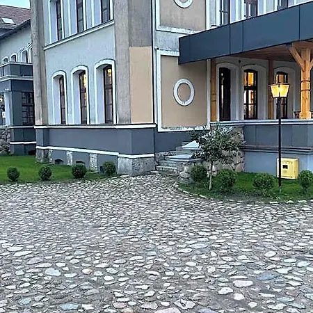 - Palac Slonowice לינה וארוחת בוקר Brzeżno